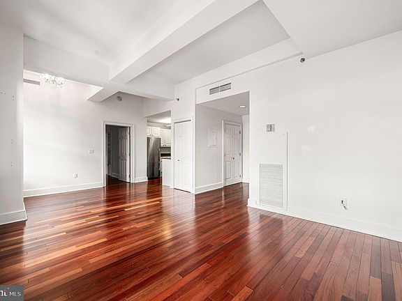 5th image of 1500 Chestnut St APT 18I