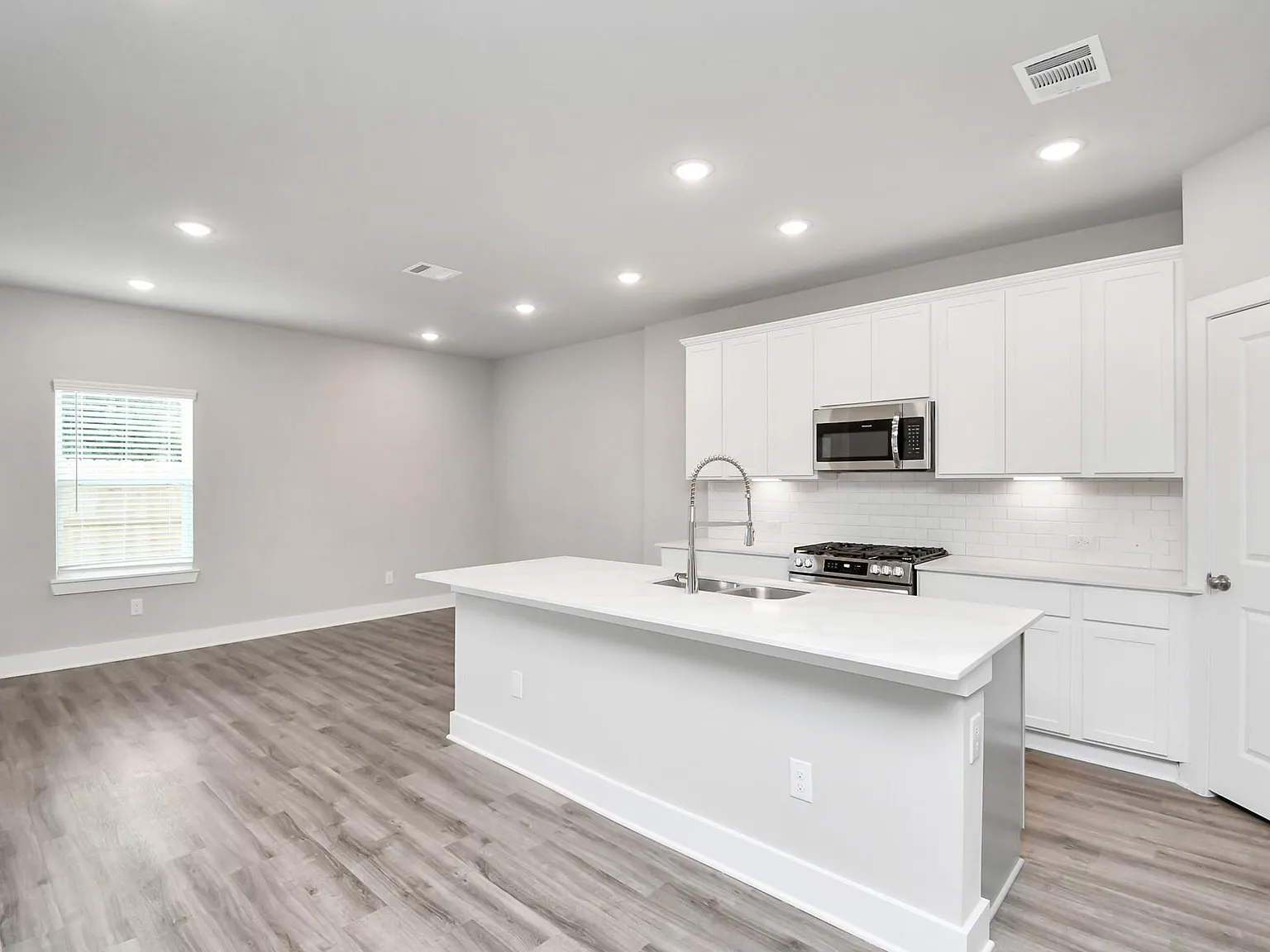 4 bed, 2.5 bath, 2402 sqft, $3,125 — Photo 4