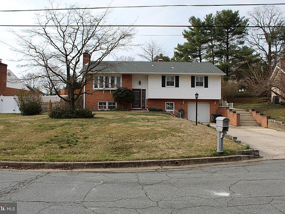 3rd image of 4805 Hilltop Ct