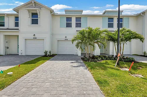 5694 SE Edgewater Cir Photo 1