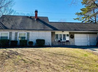 4 Willow Ct #4, Medford, NY 11763