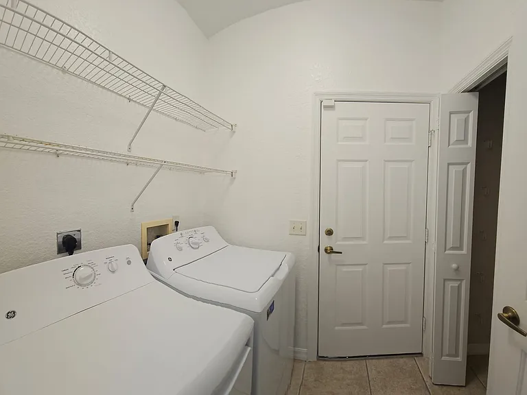 231 NE 28th Ave #101 — Photo 11