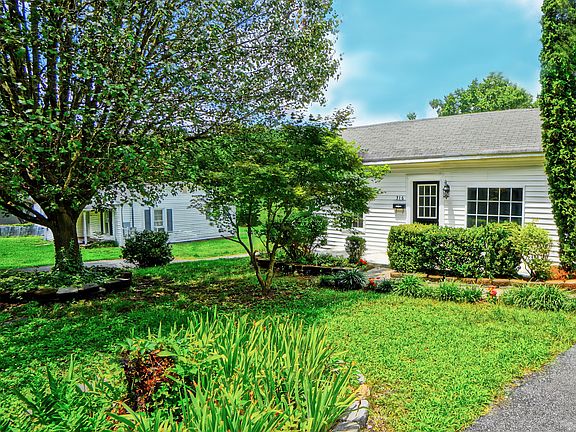 Mature Trees & Landscaping