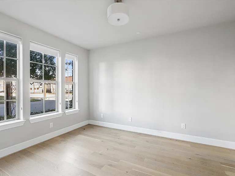 1005 Saint Charles St — Photo 7