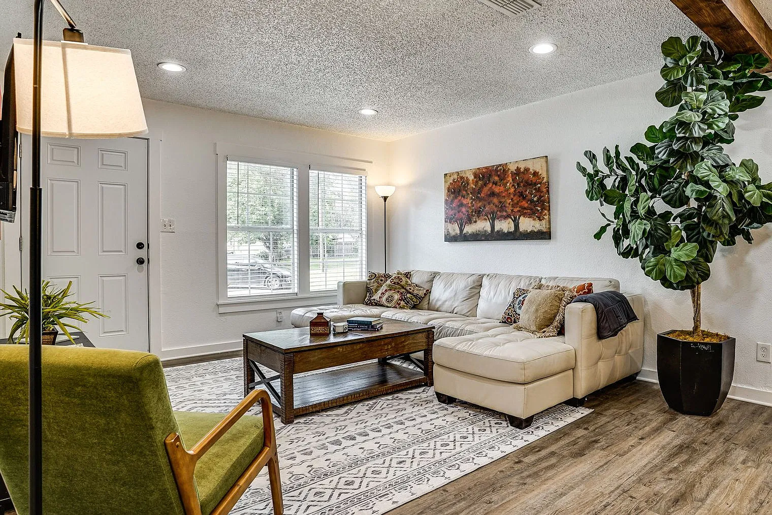 3 bed, 2.0 bath, 1237 sqft, $3,340 — Photo 2