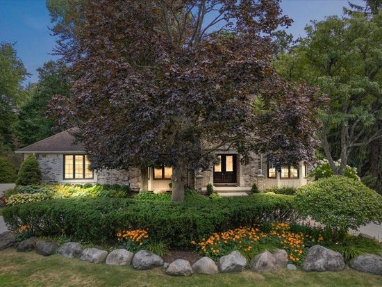 510 Hunters Xing, Bloomfield Hills, MI 48304