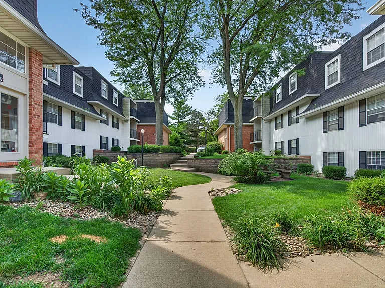 Hollow Hills Apartments — Photo 109
