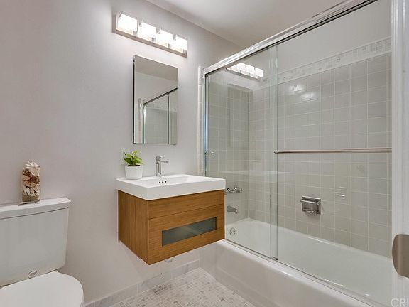 4th image of 912 6th St Unit 6