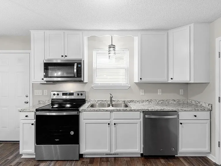 214 Tobacco Rd — Photo 15