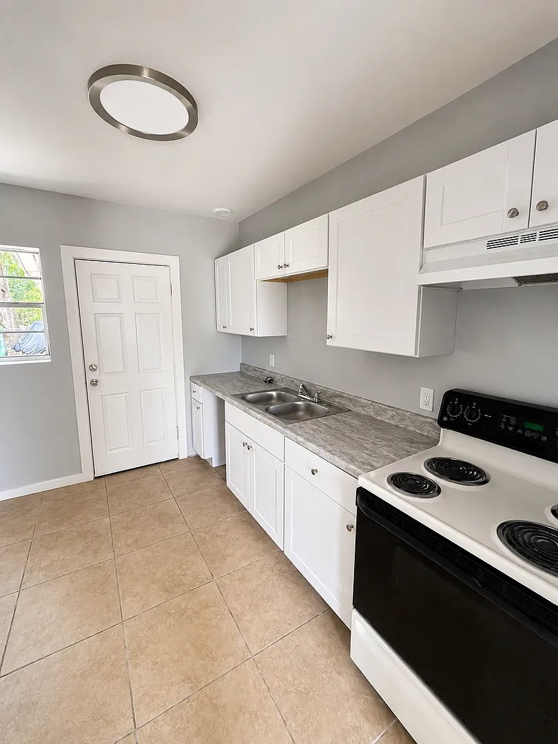 1016 East Lake Silver Drive NE — Photo 2