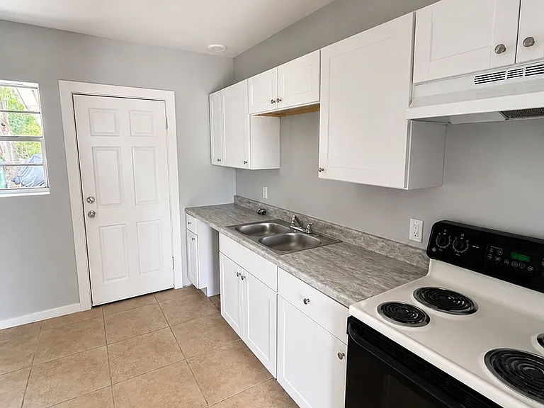 1016 E Lake Silver Dr NE — Photo 3
