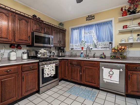 5th image of 407-409 Belmont St