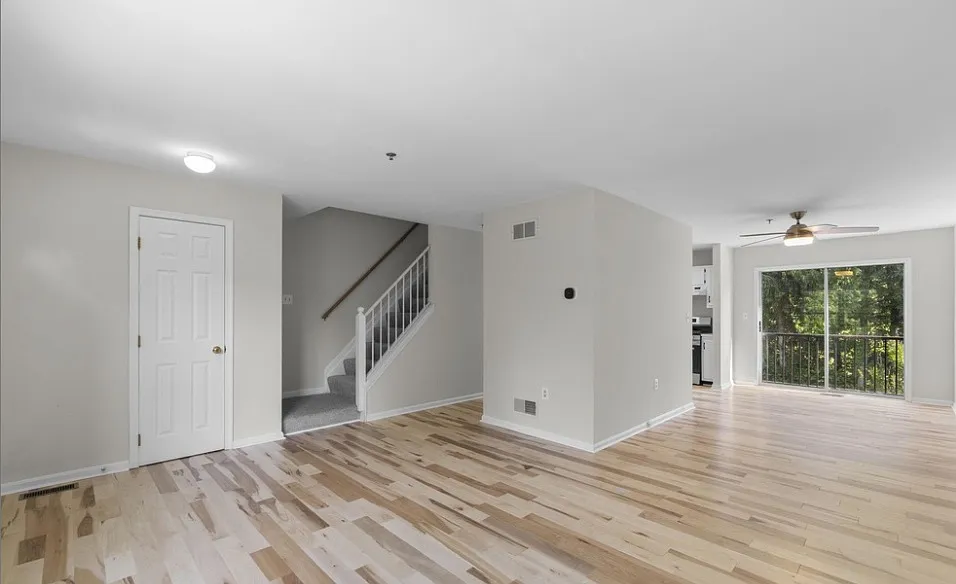 3 bed, 1400 sqft, $2,700 — Photo 2