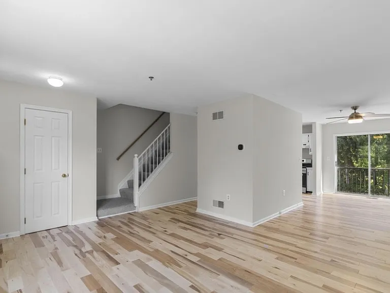 129 N Towne Ct — Photo 2