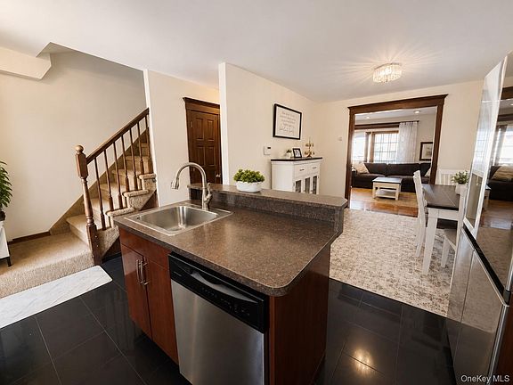 3rd image of 1626 Bayview Avenue