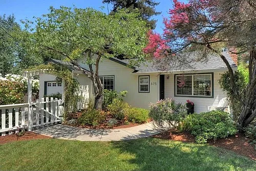 675 Middle Ave Photo 1