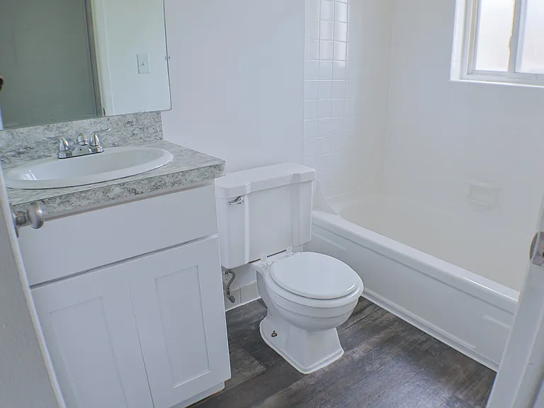 Franklin Square Apartments — Photo 8