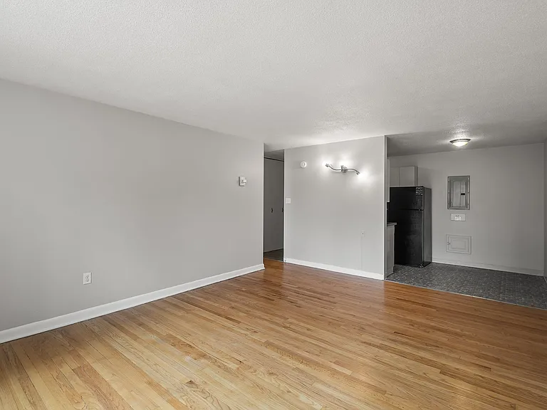 Kent Apartments — Photo 36
