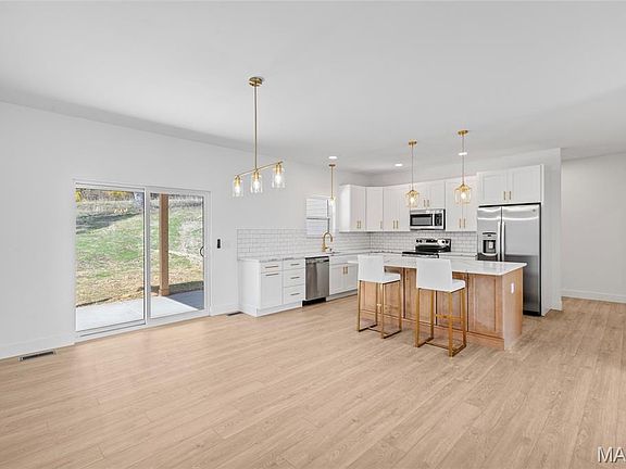 4th image of 220 Echo Lake Cir
