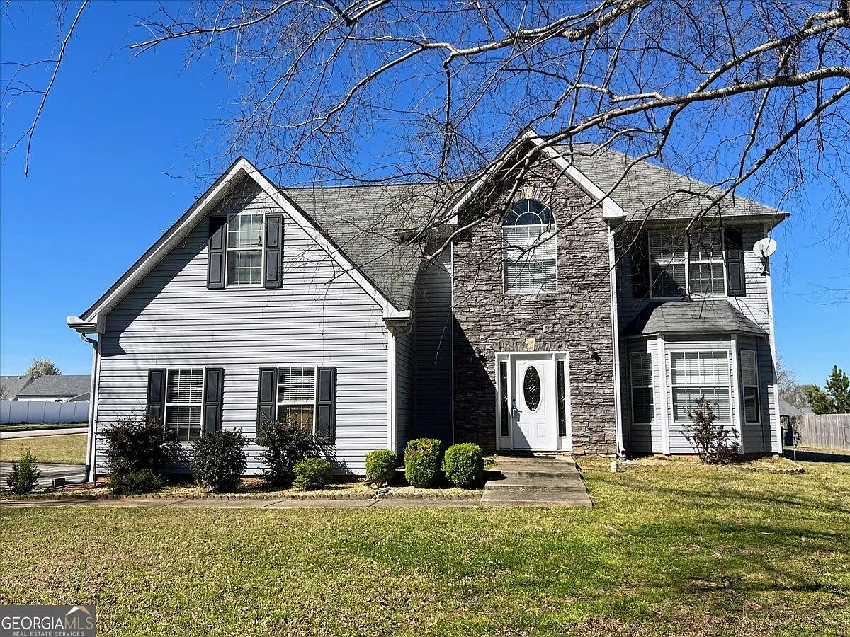 4 bed, 2.5 bath, 2627 sqft, $2,200 — Photo 1