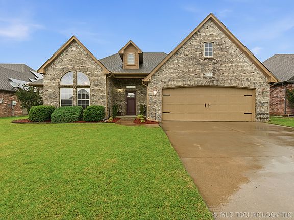 4th image of 2623 S 15th Pl