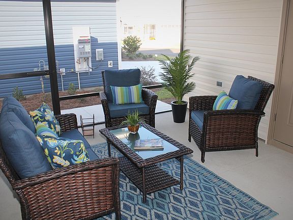 Cozy Lanai for outdoor relaxation! Separate outside patio available with table/umbrella and seating area.