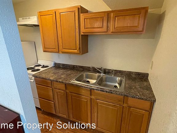 3rd image of 523 University Ave #3
