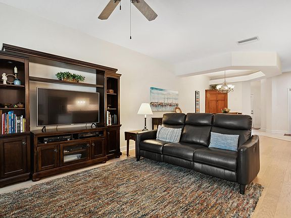 5th image of 6319 Vista Verde Dr E