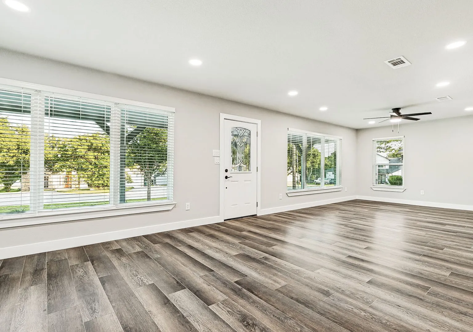 Completely remodeled, open floorplan home, on large corner lot, with a huge covered front patio! ... — Photo 4