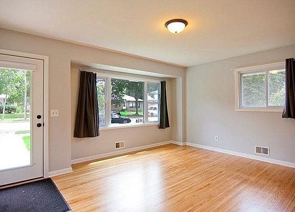3rd image of 1073 26th Ave SE