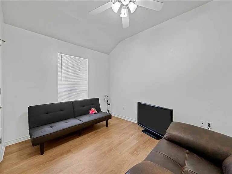 860 N Lacy Dr — Photo 11