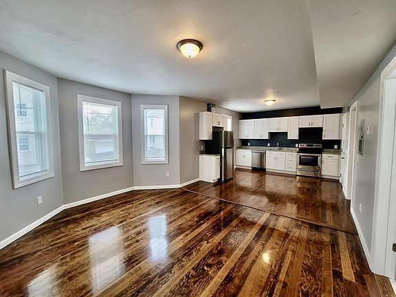 3rd image of 18 Woonasquatucket Ave Floor 1