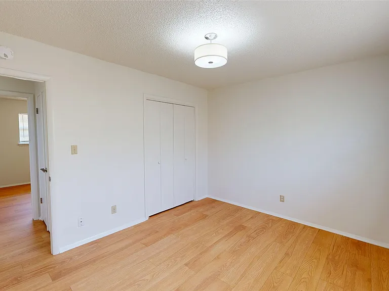 503 W C St — Photo 24