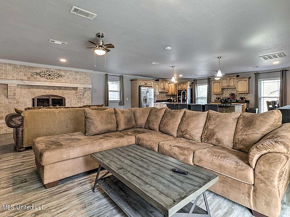3rd image of 12424 Crestwood Dr