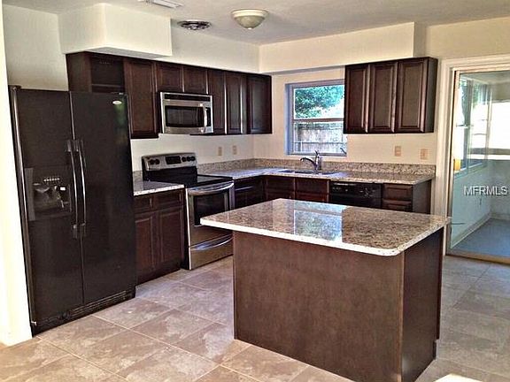 3rd image of 925 Pinedale Ave