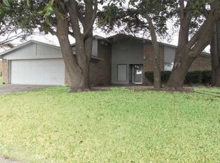 428 Overcrest Dr, Benbrook, TX 76126