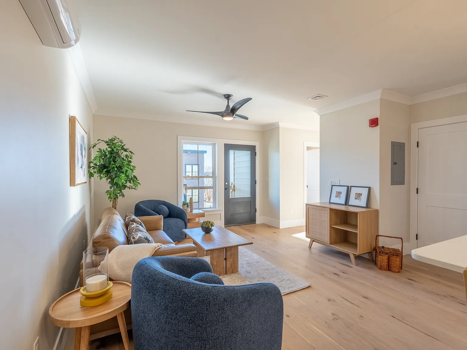 2 bed, 1015 sqft, $3,300 — Photo 2