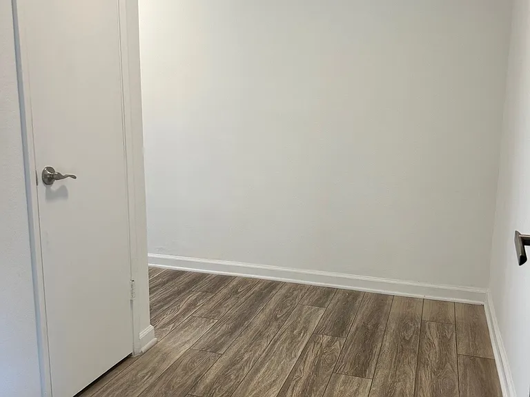 Glenoaks Apartments — Photo 11