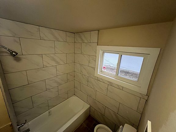 3rd image of 2364 Brentnell Ave
