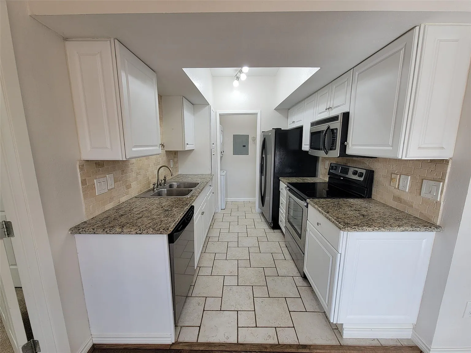 2 bed, 2.0 bath, 1046 sqft, $1,800 — Photo 4