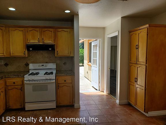 4th image of 22138 Wyandotte St