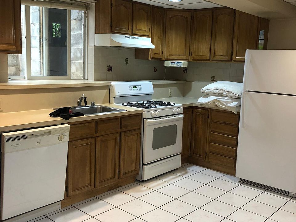 1st image of 224 Rich Ave Floor Basement