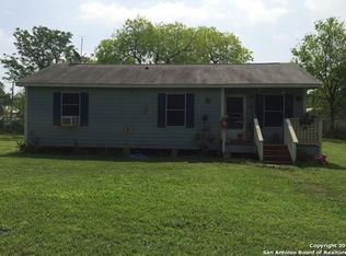 212 E 2nd St, Elmendorf, TX 78112