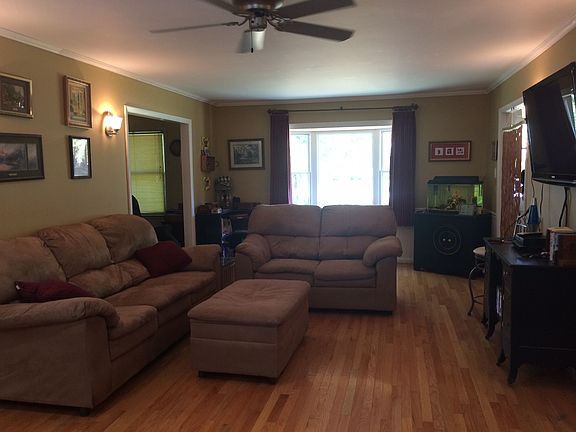 Sitting room with bay window