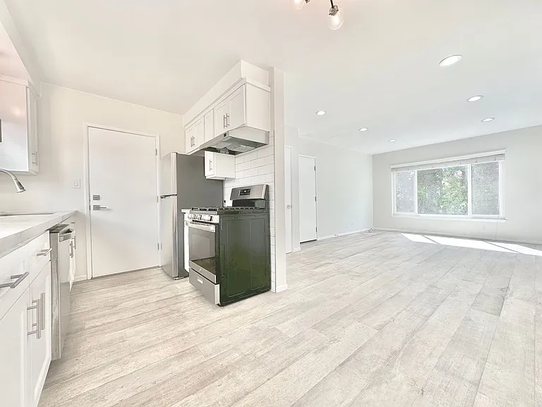 1676 Manning Ave — Photo 1