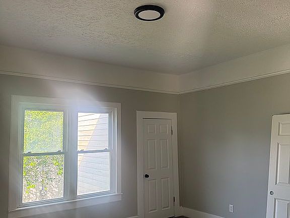 5th image of 215 Freeman Ave