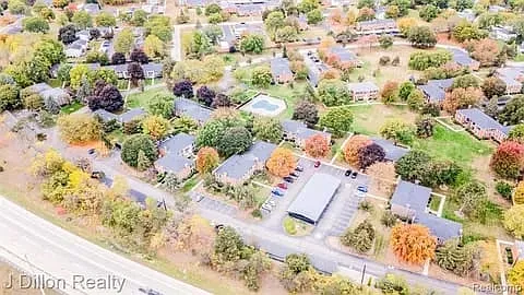 653 E Fox Hills Dr — Photo 4