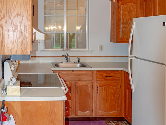 5th image of 9 Swift Cir #A