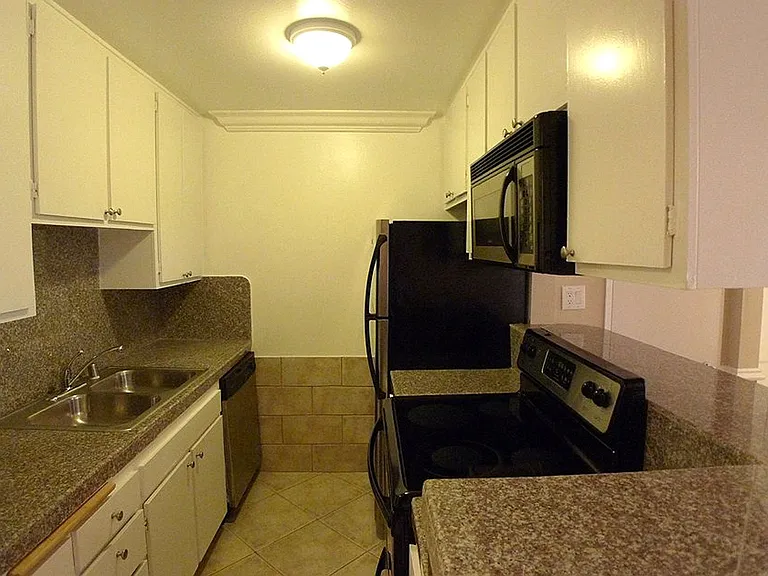 Alhambra @ Studio City Apts. — Photo 15