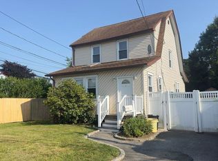 9 Rose St, Plainview, NY 11803
